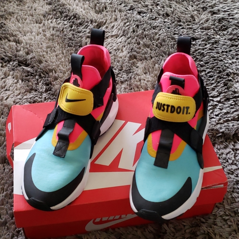Nike Air Huarache City sneaker *3 day SALE**